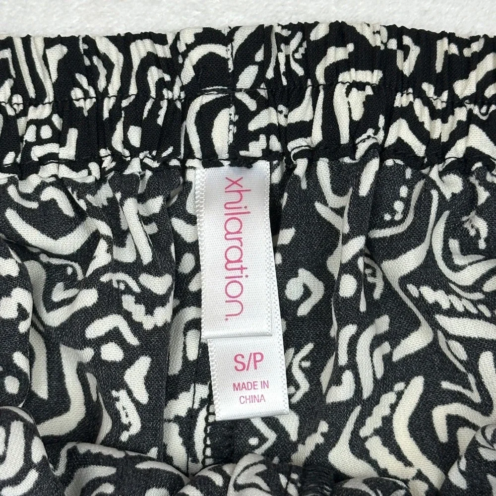 Xhilaration Black White Patterned Shorts Crochet Lace Trim Elastic Waist‎ Small